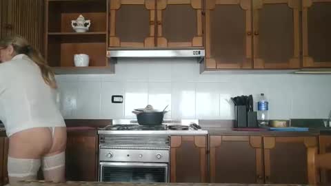 Snapshot of pussy_boom4u chatting on 10-20-25, 10:27 Mary online show from 10-20-25, 10:27