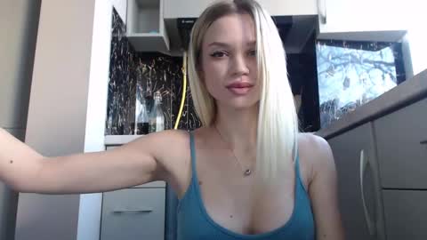Snapshot of qeeensgambit chatting on 01-11-25, 10:40 Milana online show from 01-11-25, 10:40