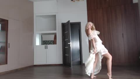 Snapshot of qeeensgambit chatting on 05-12-26, 10:23 Milana online show from 05-12-26, 10:23