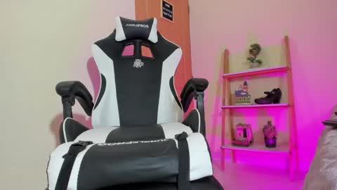 Snapshot of queen_esthefi chatting on 01-13-25, 03:58 Your Queen Esthefi online show from 01-13-25, 03:58