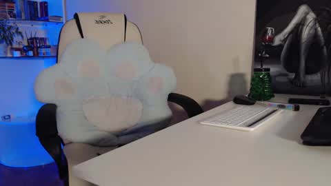 Snapshot of queen_jules chatting on 12-28-24, 06:28 Jules. This is my new account online show from 12-28-24, 06:28