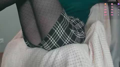 Snapshot of queen_nylon chatting on 11-12-25, 05:24 Carly online show from 11-12-25, 05:24