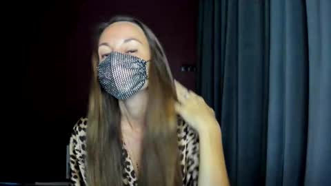 Snapshot of queen_of_moon chatting on 10-03-25, 06:10 Alisa online show from 10-03-25, 06:10