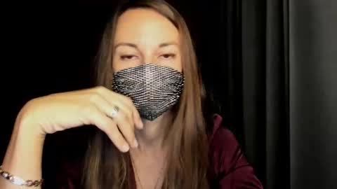 Snapshot of queen_of_moon chatting on 10-10-25, 06:45 Alisa online show from 10-10-25, 06:45