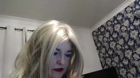Snapshot of queen_of_the_deck chatting on 06-01-26, 02:46 Topaz blue dreamo989n999 online show from 06-01-26, 02:46