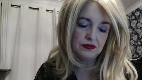 Snapshot of queen_of_the_deck chatting on 06-17-26, 12:24 Topaz blue dreamo989n999 online show from 06-17-26, 12:24