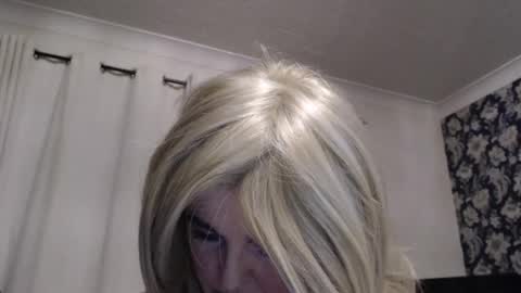 Snapshot of queen_of_the_deck chatting on 07-24-26, 02:20 Topaz blue dreamo989n999 online show from 07-24-26, 02:20