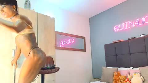 Snapshot of queenaliice chatting on 10-08-25, 03:42 ALICE online show from 10-08-25, 03:42