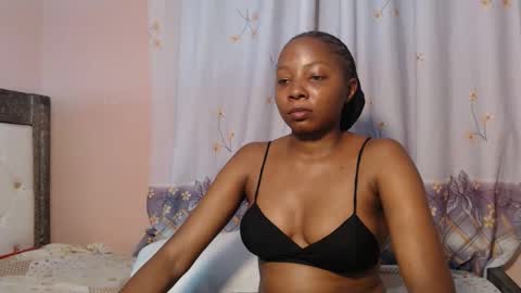 Snapshot of queenchloe1 chatting on 06-01-26, 05:36 queenchloe1 online show from 06-01-26, 05:36