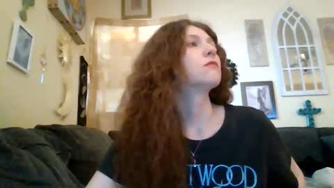 Snapshot of queencrimsonlvx chatting on 06-11-26, 01:27 queencrimsonlvx online show from 06-11-26, 01:27