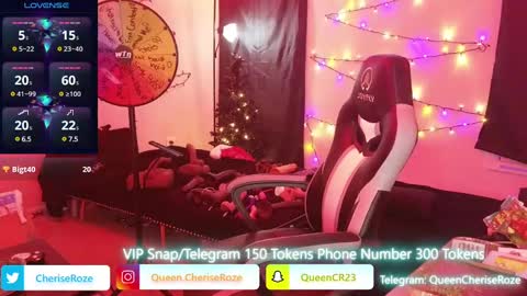 Snapshot of queencroze chatting on 12-17-24, 01:29 Queen Cherise Roze online show from 12-17-24, 01:29