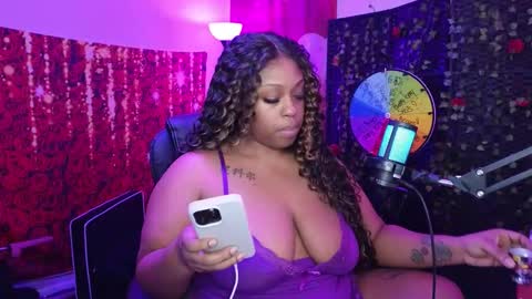 Snapshot of queencroze chatting on 02-18-26, 03:52 Queen Cherise Roze online show from 02-18-26, 03:52