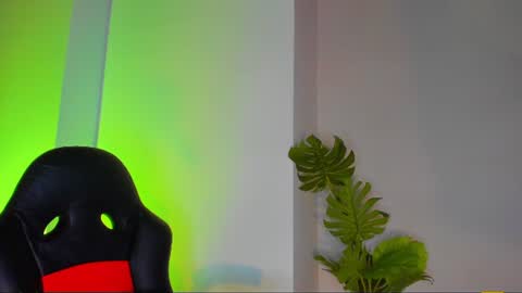 Snapshot of queengrett chatting on 06-21-26, 03:58 Queen online show from 06-21-26, 03:58