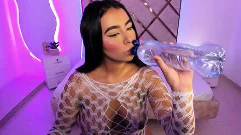 Snapshot of queenie_star1 chatting on 03-10-26, 08:47 Maria Del Mar online show from 03-10-26, 08:47