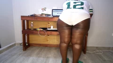 Snapshot of queenkiah chatting on 10-29-25, 08:16 Nina online show from 10-29-25, 08:16