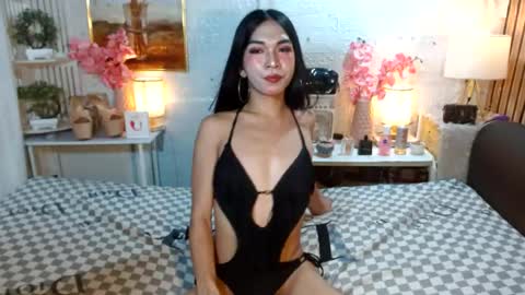 queennira online show from 07-18-26, 01:43