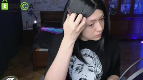 Snapshot of queenofwandss chatting on 12-18-25, 09:37 follow my new insta online show from 12-18-25, 09:37