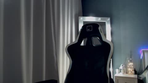 Snapshot of queensy_sins_x chatting on 12-12-24, 03:27 Queensy online show from 12-12-24, 03:27