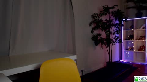 Snapshot of queensy_sins_x chatting on 05-23-26, 04:44 Queensy online show from 05-23-26, 04:44