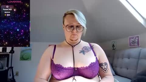 Snapshot of queerlyjaz chatting on 04-25-26, 06:05 queerlyjaz online show from 04-25-26, 06:05