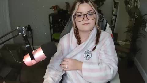 Snapshot of quervoqueen1 chatting on 05-27-26, 03:14 Bri online show from 05-27-26, 03:14