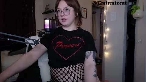 Snapshot of quinniecat chatting on 06-02-26, 12:01 Quinn online show from 06-02-26, 12:01