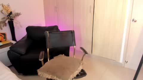 Snapshot of rachaeldeckard chatting on 10-22-25, 04:35 natalia - online show from 10-22-25, 04:35