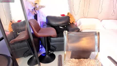 Snapshot of rachaeldeckard chatting on 12-15-25, 02:05 natalia - online show from 12-15-25, 02:05