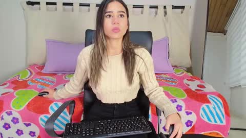 Snapshot of rachell_criss chatting on 02-04-25, 03:33 Rachell online show from 02-04-25, 03:33