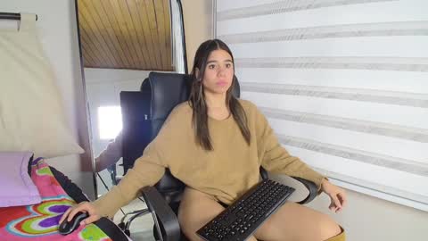Snapshot of rachell_criss chatting on 02-05-25, 06:35 Rachell online show from 02-05-25, 06:35