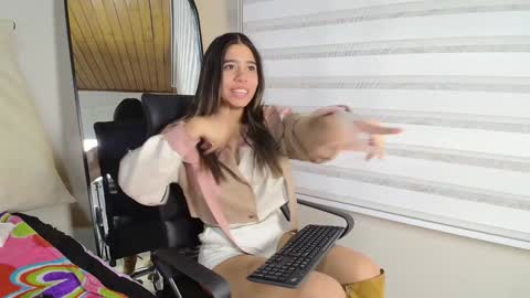 Snapshot of rachell_criss chatting on 02-05-25, 09:36 Rachell online show from 02-05-25, 09:36