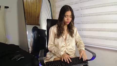 Snapshot of rachell_criss chatting on 02-14-25, 03:43 Rachell online show from 02-14-25, 03:43