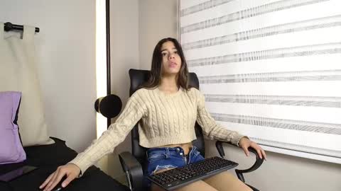 Snapshot of rachell_criss chatting on 02-16-25, 03:47 Rachell online show from 02-16-25, 03:47