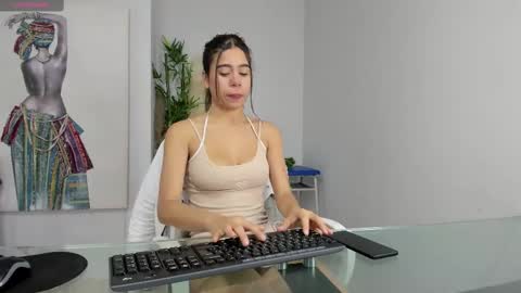 Snapshot of rachell_criss chatting on 02-18-25, 04:04 Rachell online show from 02-18-25, 04:04
