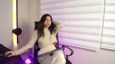 Snapshot of rachell_criss chatting on 02-19-25, 03:50 Rachell online show from 02-19-25, 03:50