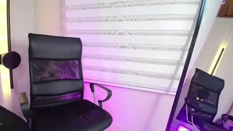 Snapshot of rachell_criss chatting on 02-19-25, 07:06 Rachell online show from 02-19-25, 07:06