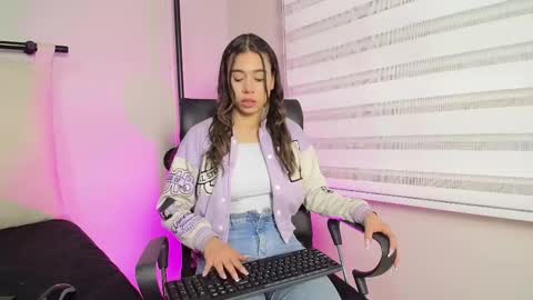 Snapshot of rachell_criss chatting on 03-02-25, 03:34 Rachell online show from 03-02-25, 03:34