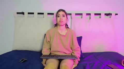Snapshot of rachell_criss chatting on 03-06-25, 10:09 Rachell online show from 03-06-25, 10:09