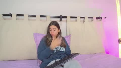 Snapshot of rachell_criss chatting on 03-08-25, 10:11 Rachell online show from 03-08-25, 10:11