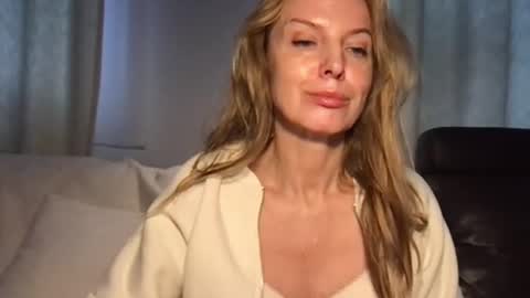 Snapshot of rachelldelicious chatting on 12-21-24, 09:44 Rachel online show from 12-21-24, 09:44