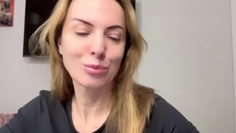 Snapshot of rachelldelicious chatting on 02-06-25, 09:17 Rachel online show from 02-06-25, 09:17