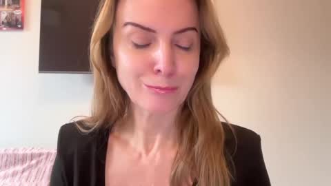 Snapshot of rachelldelicious chatting on 02-07-25, 01:22 Rachel online show from 02-07-25, 01:22