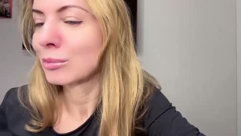 Snapshot of rachelldelicious chatting on 02-07-25, 09:26 Rachel online show from 02-07-25, 09:26