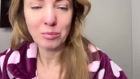 Snapshot of rachelldelicious chatting on 02-08-25, 06:12 Rachel online show from 02-08-25, 06:12