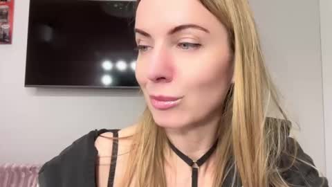 Snapshot of rachelldelicious chatting on 02-12-25, 09:33 Rachel online show from 02-12-25, 09:33