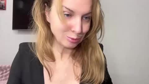 Snapshot of rachelldelicious chatting on 02-19-25, 09:36 Rachel online show from 02-19-25, 09:36