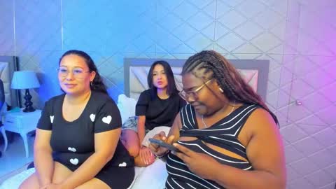 Snapshot of rachelleevans chatting on 12-15-25, 01:10 Rachell online show from 12-15-25, 01:10