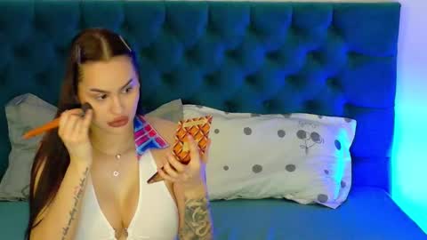 Snapshot of raeeamber_ chatting on 12-21-25, 07:48 sweet peach online show from 12-21-25, 07:48