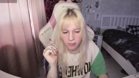 Snapshot of rapunzel_cute chatting on 01-12-26, 01:16 Rapunzel online show from 01-12-26, 01:16