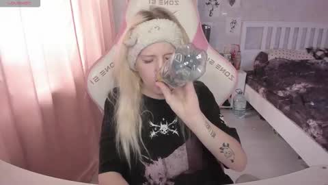 Snapshot of rapunzel_cute chatting on 02-07-26, 01:15 Rapunzel online show from 02-07-26, 01:15